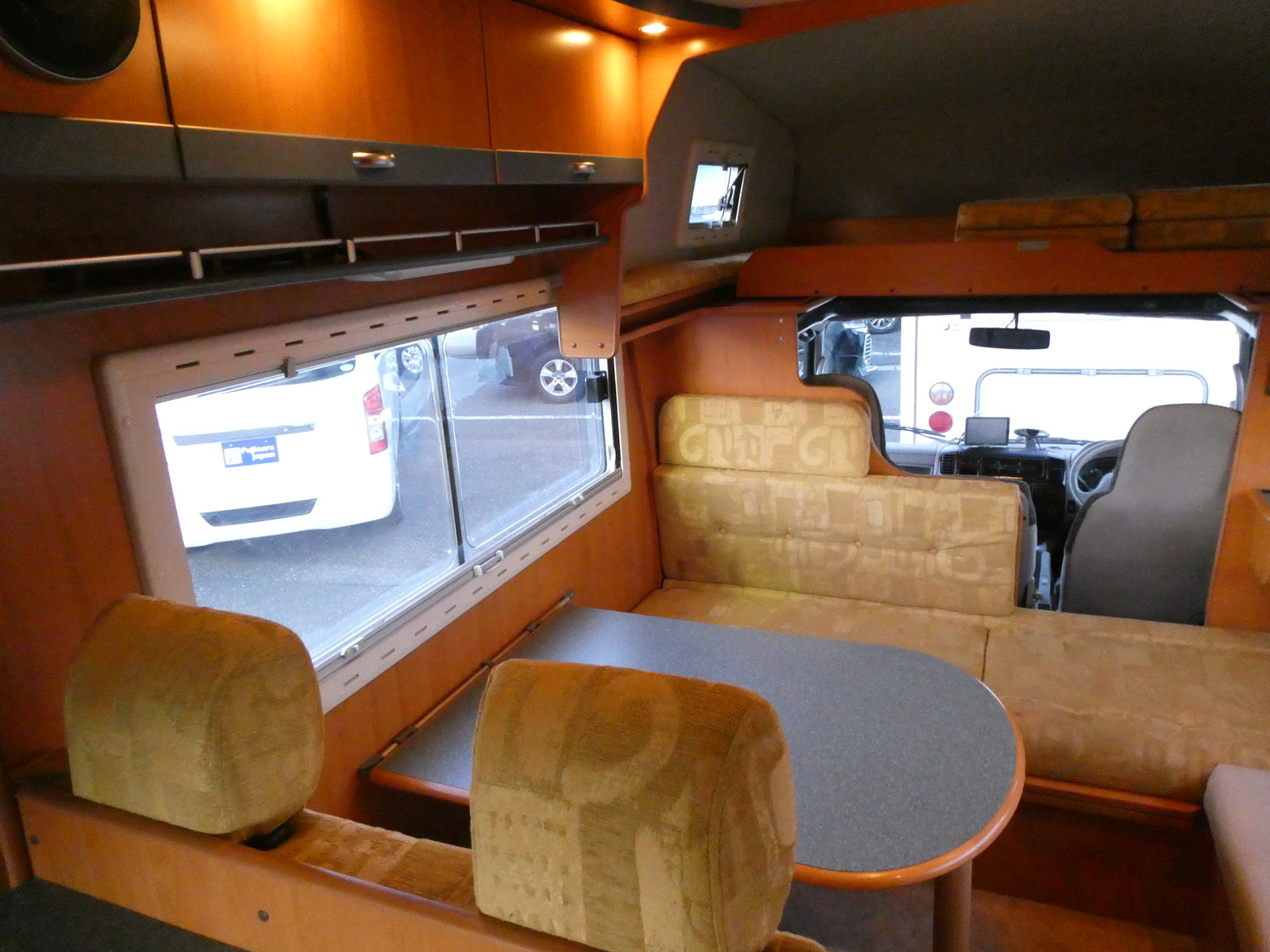 キャンピングカーキャブコン