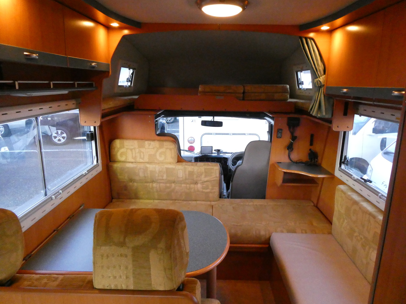 キャンピングカーキャブコン