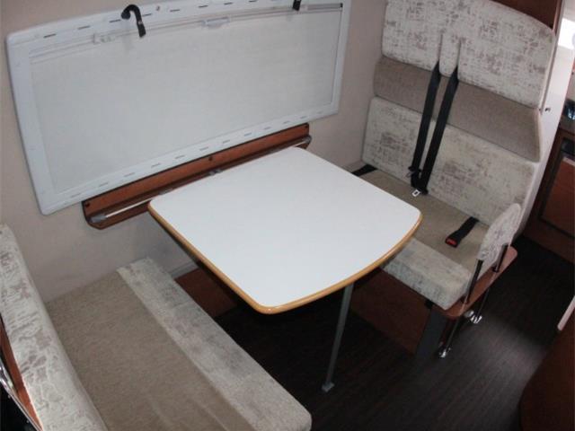 キャンピングカーキャブコン