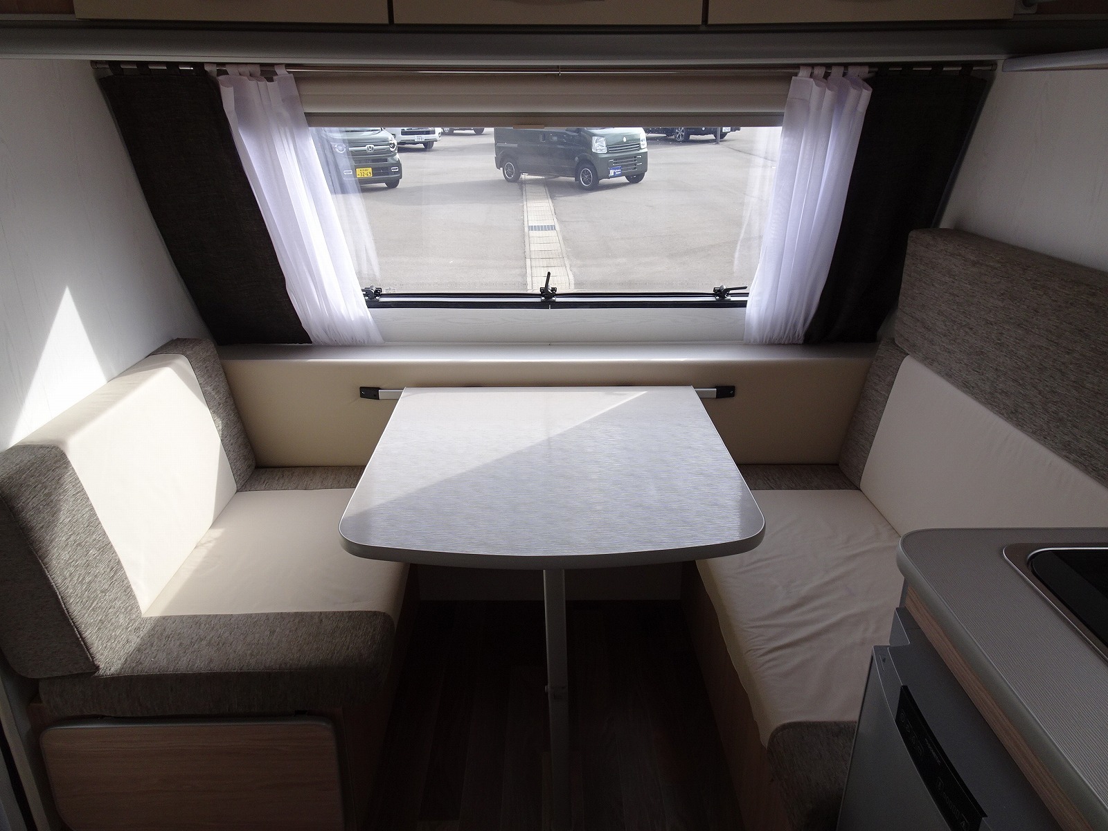 キャンピングカートレーラー