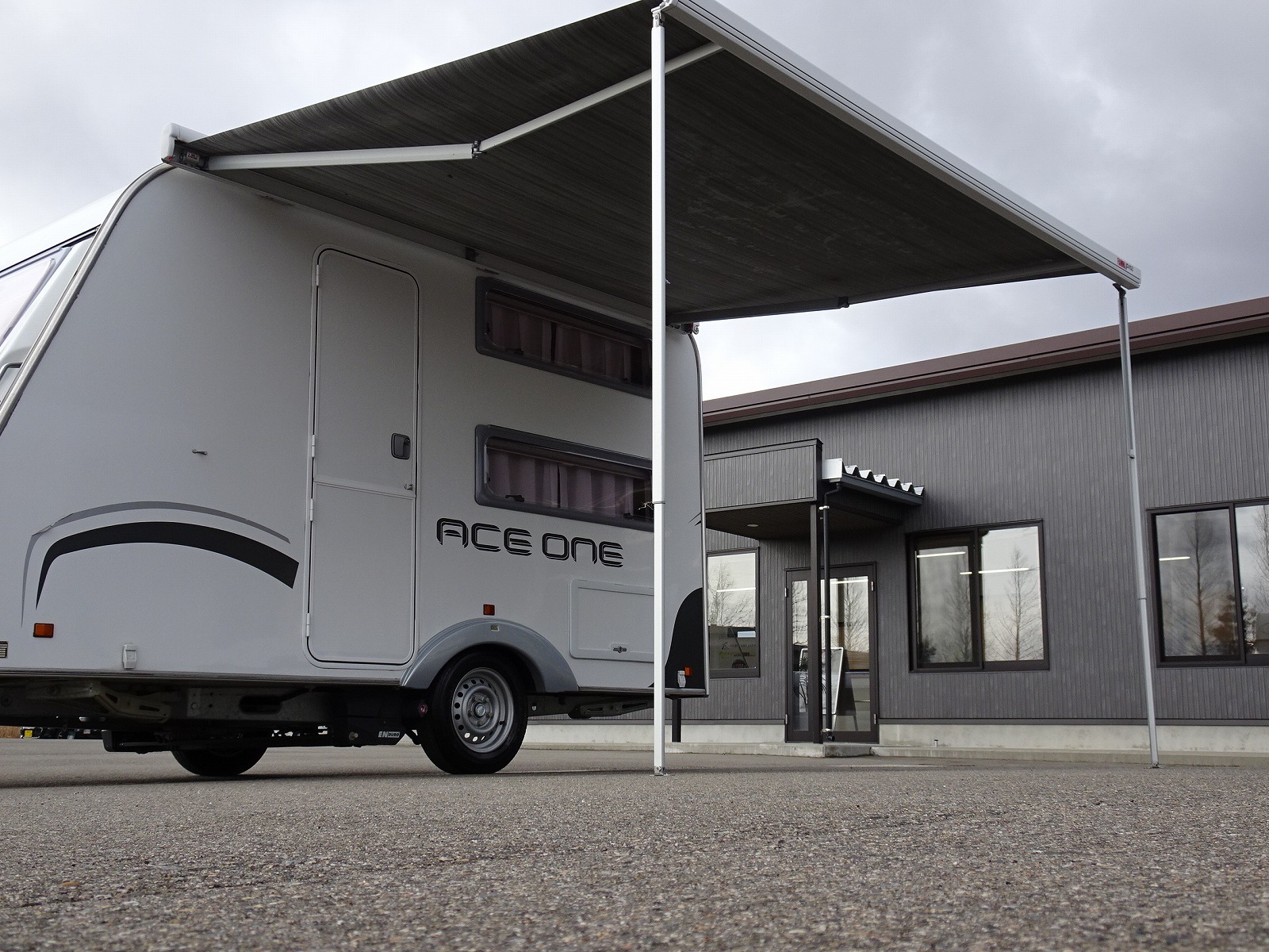 キャンピングカートレーラー