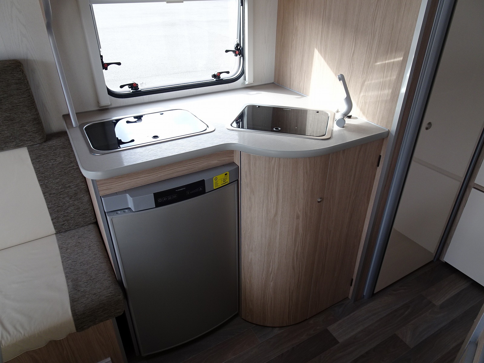 キャンピングカートレーラー