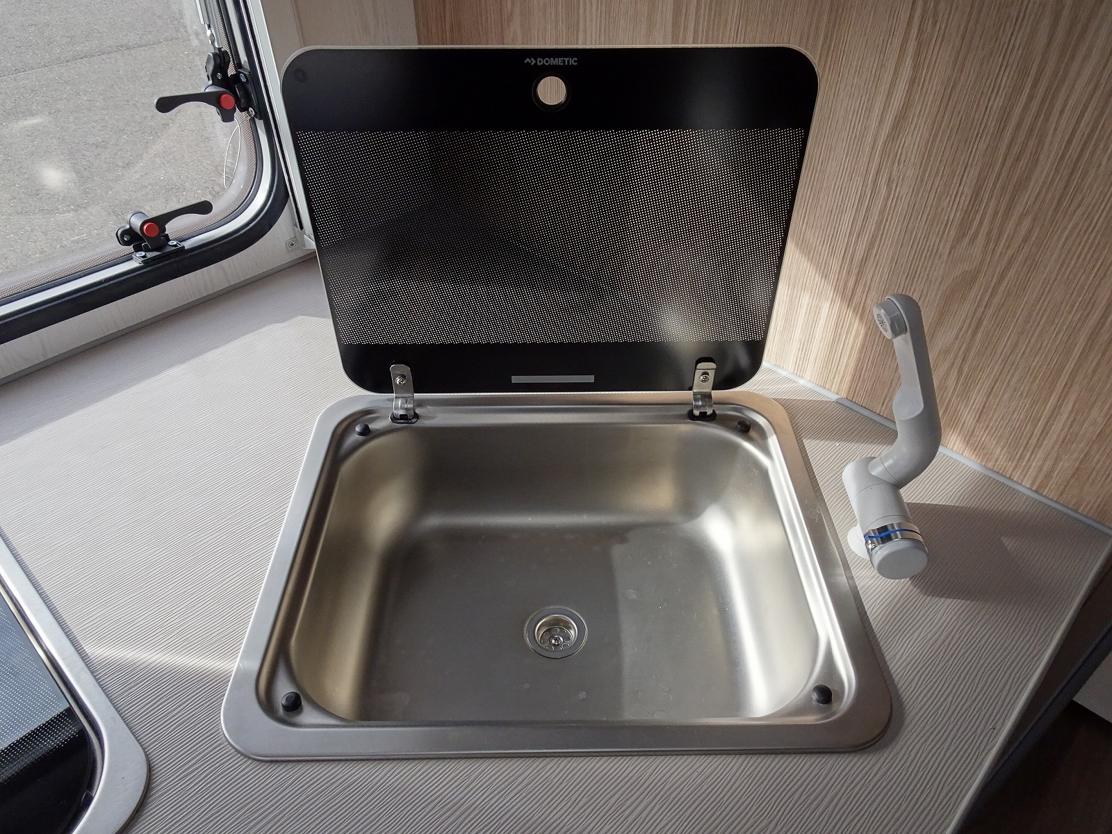 キャンピングカートレーラー