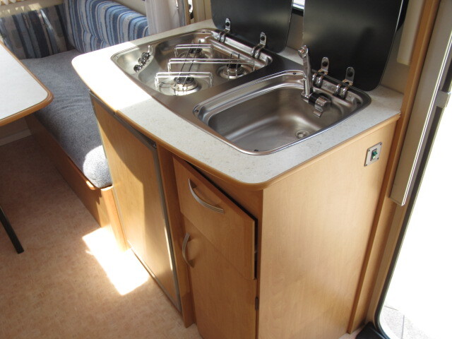 キャンピングカートレーラー