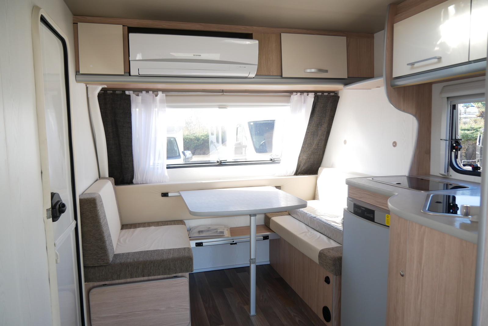 キャンピングカートレーラー