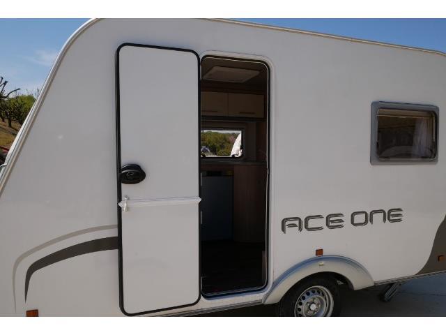 キャンピングカートレーラー