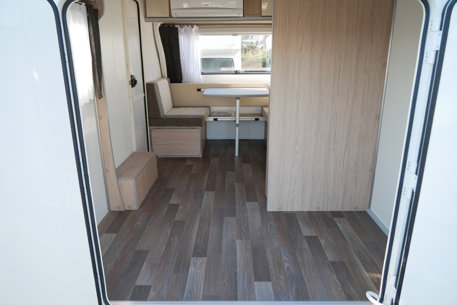 キャンピングカートレーラー