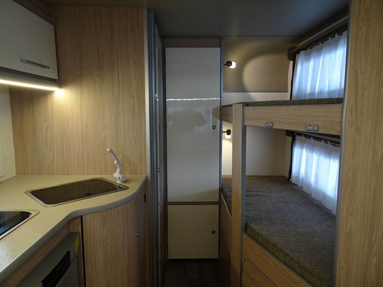 キャンピングカートレーラー