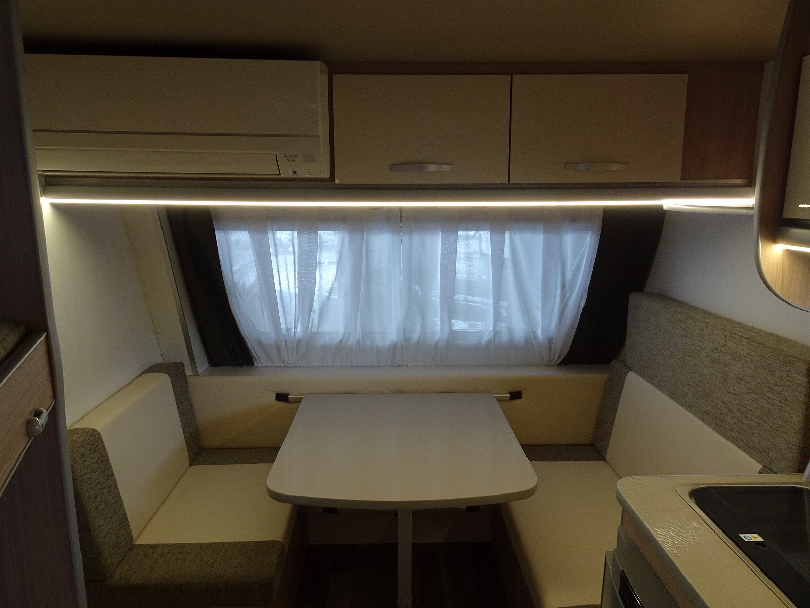 キャンピングカートレーラー