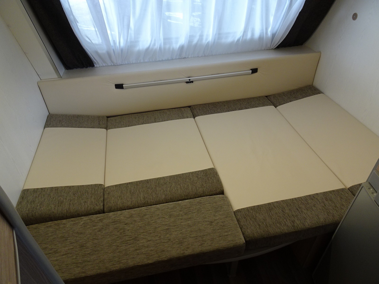 キャンピングカートレーラー