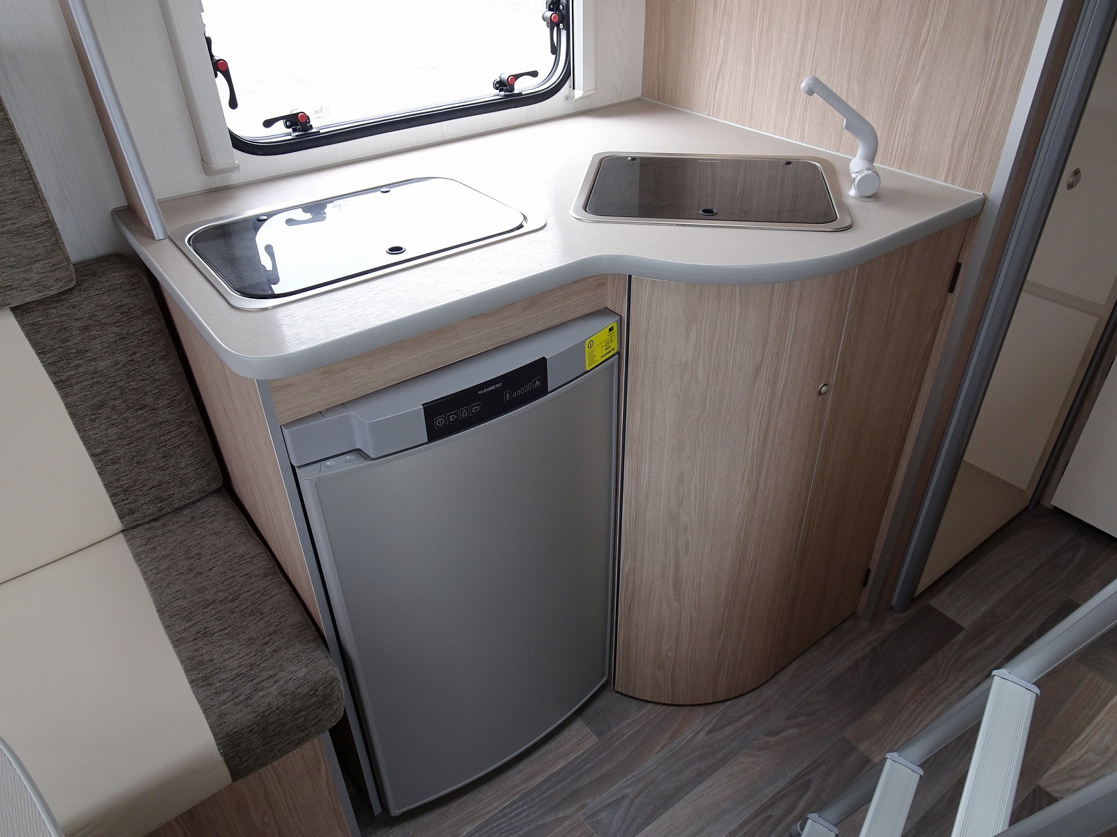 キャンピングカートレーラー