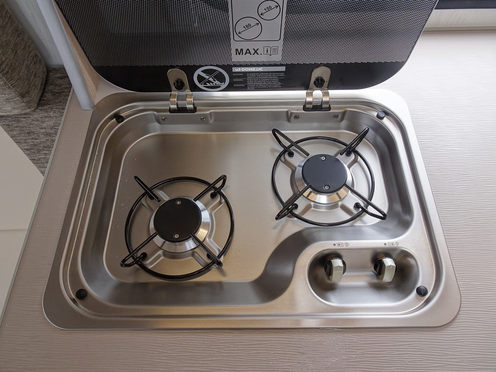 キャンピングカートレーラー