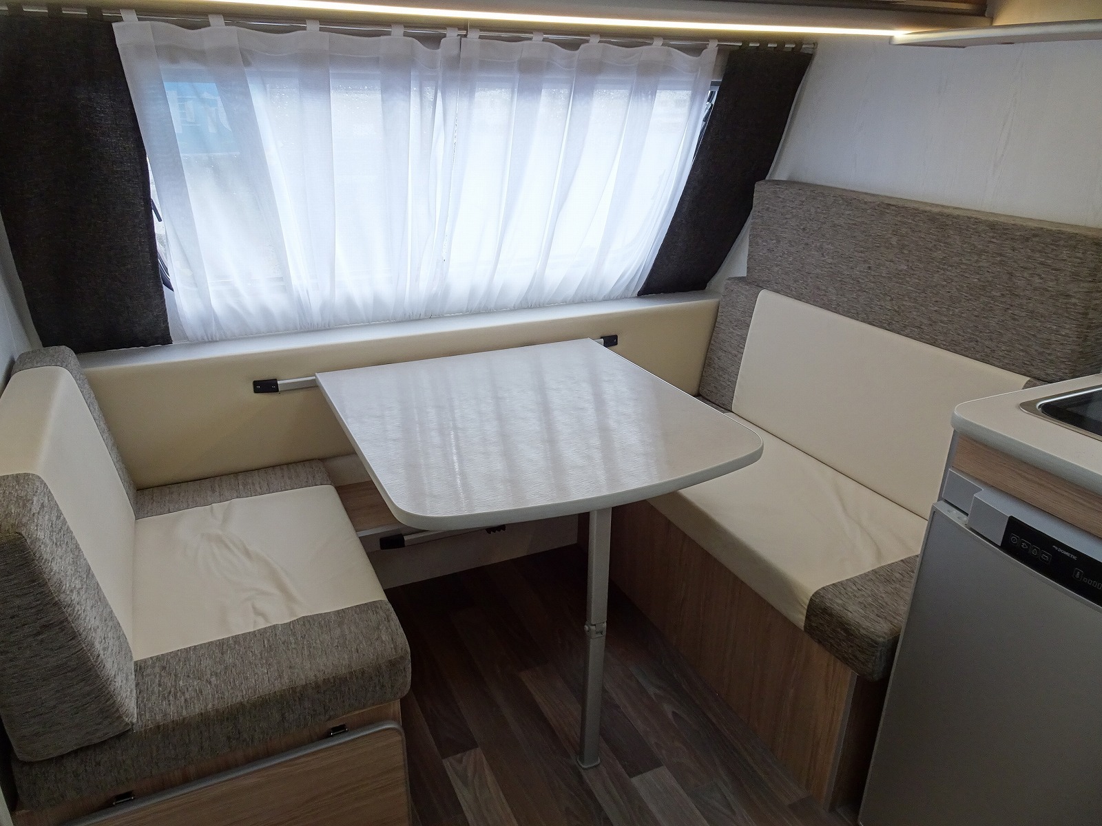 キャンピングカートレーラー