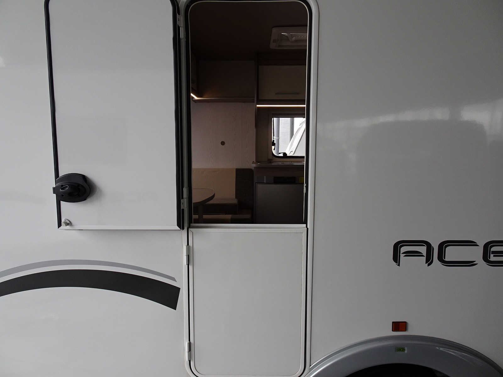 キャンピングカートレーラー