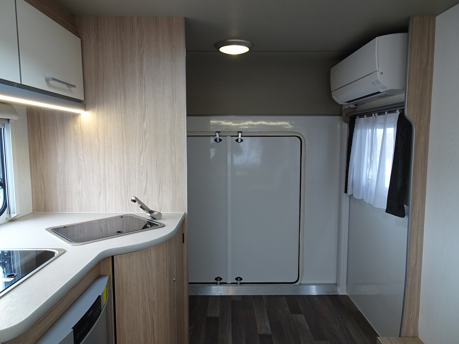 キャンピングカートレーラー