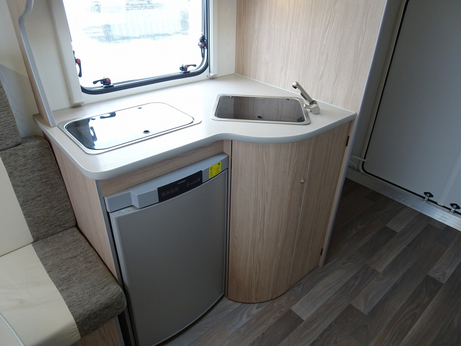 キャンピングカートレーラー