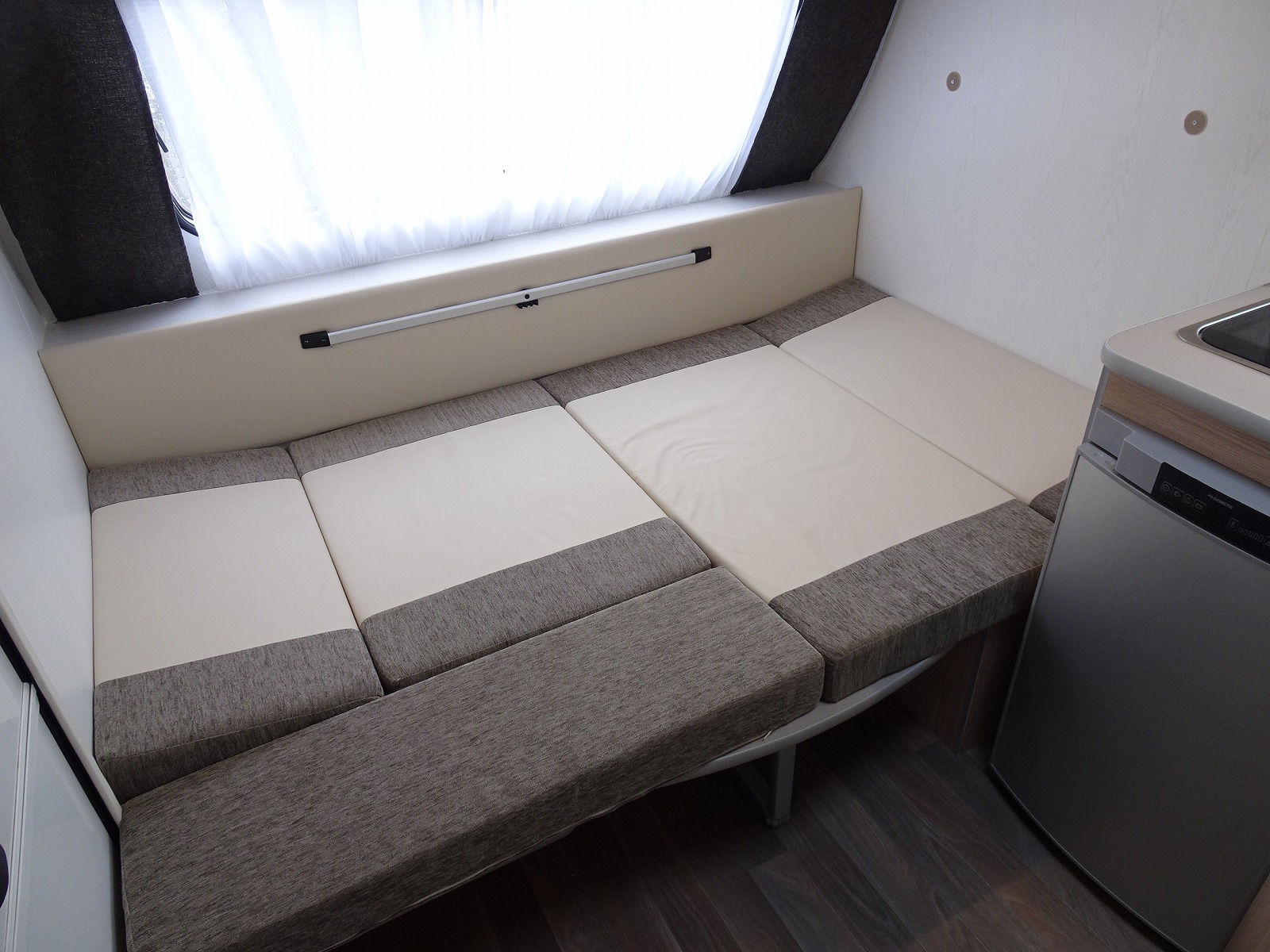 キャンピングカートレーラー