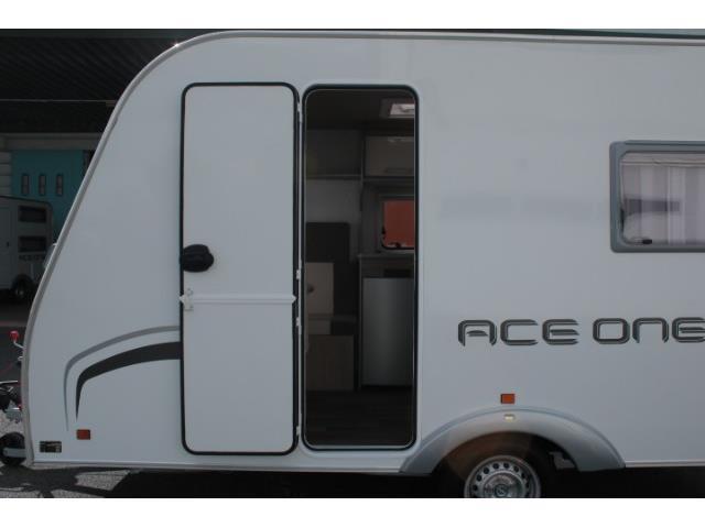 キャンピングカートレーラー