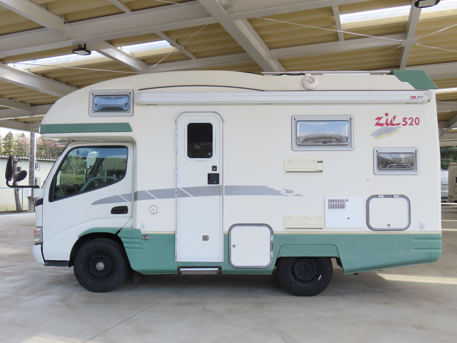 キャンピングカーキャブコン