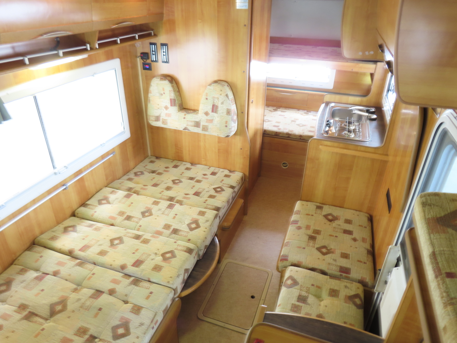 キャンピングカーキャブコン