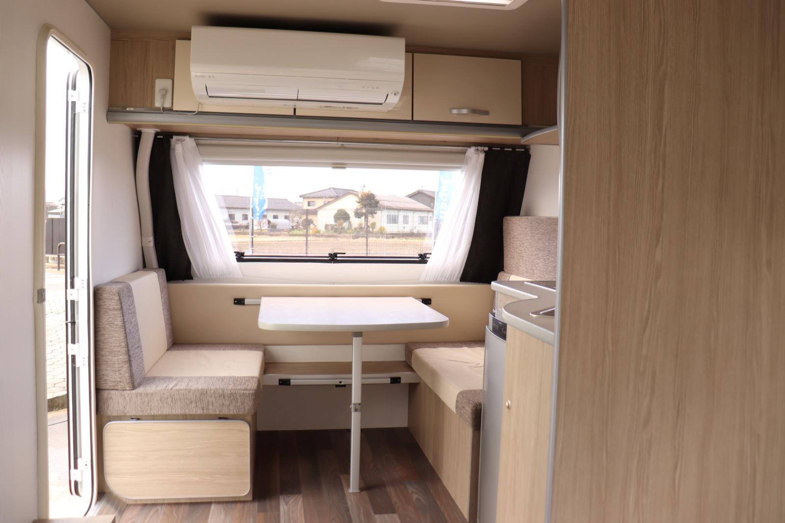 キャンピングカートレーラー