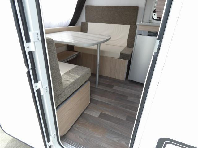 キャンピングカートレーラー