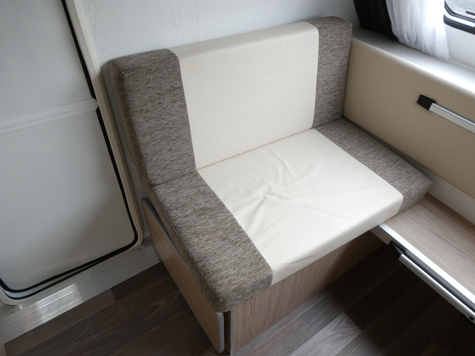 キャンピングカートレーラー