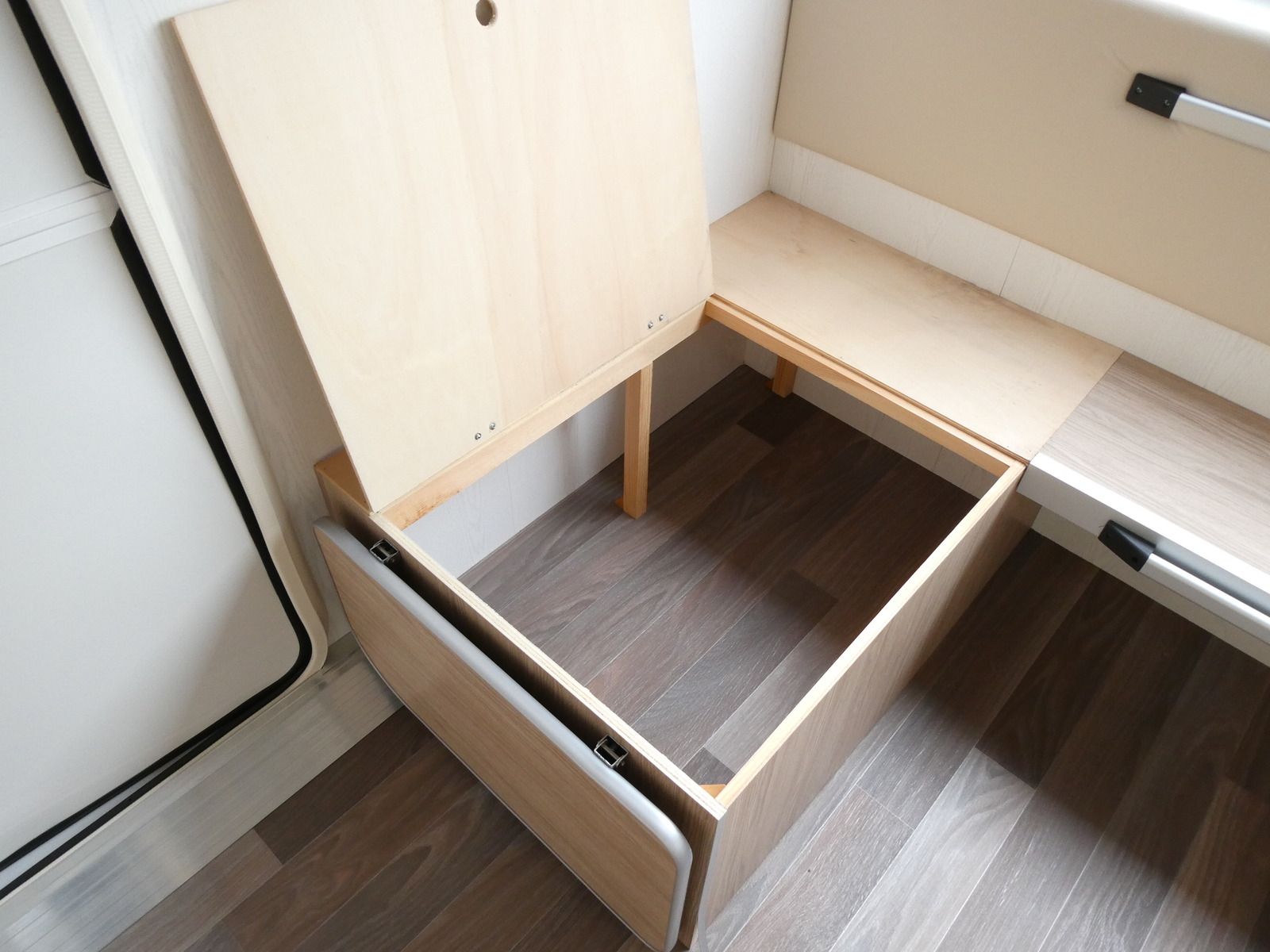 キャンピングカートレーラー