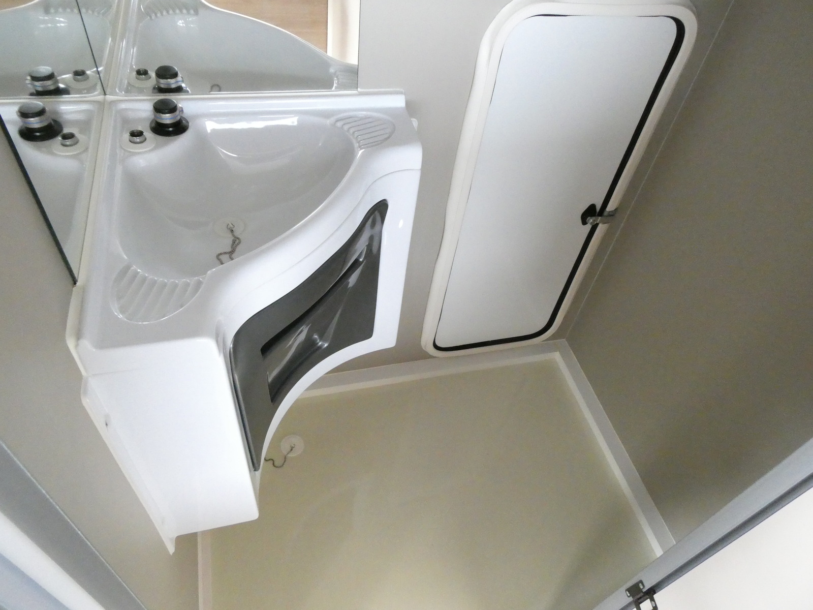 キャンピングカートレーラー