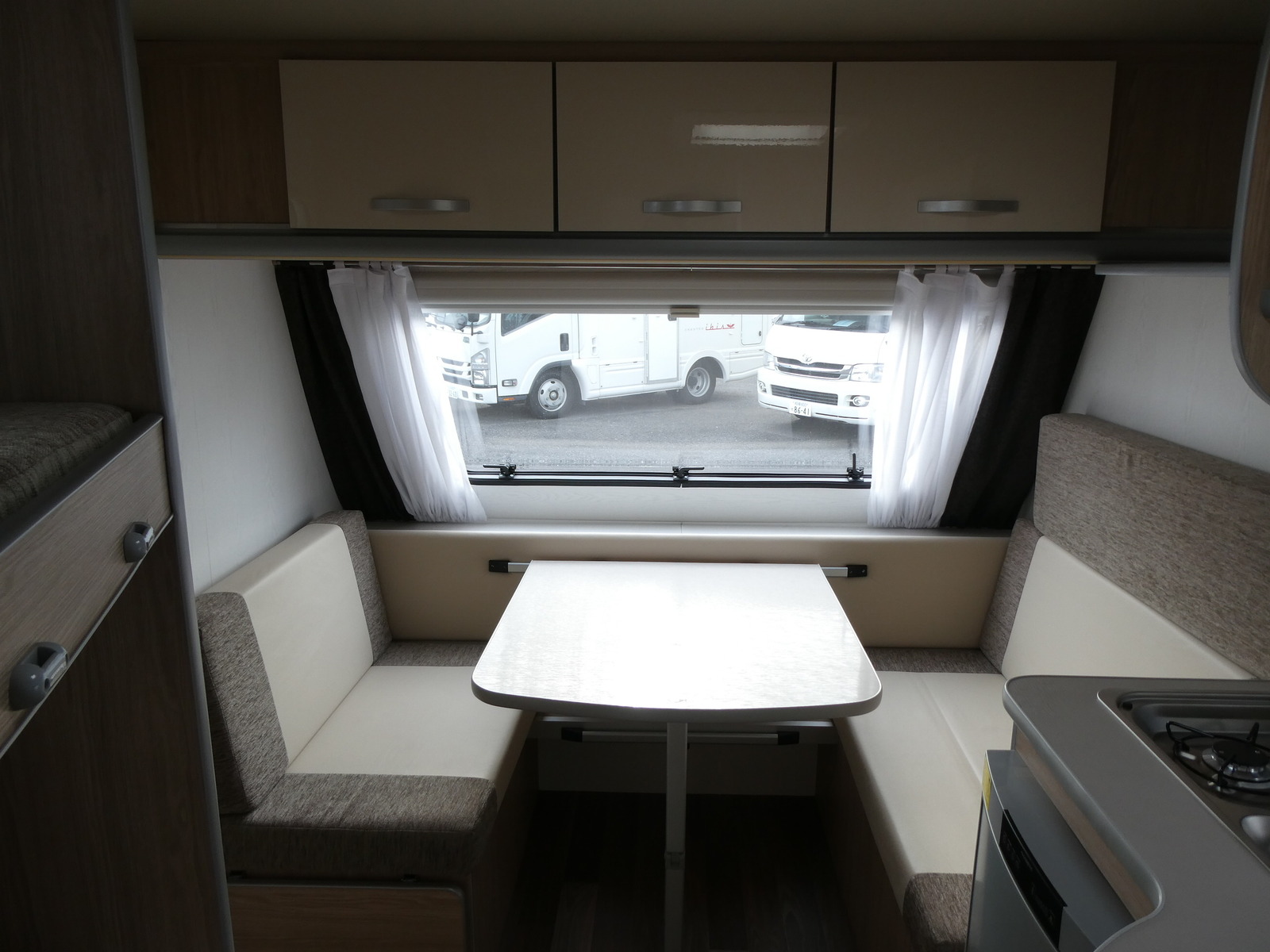 キャンピングカートレーラー