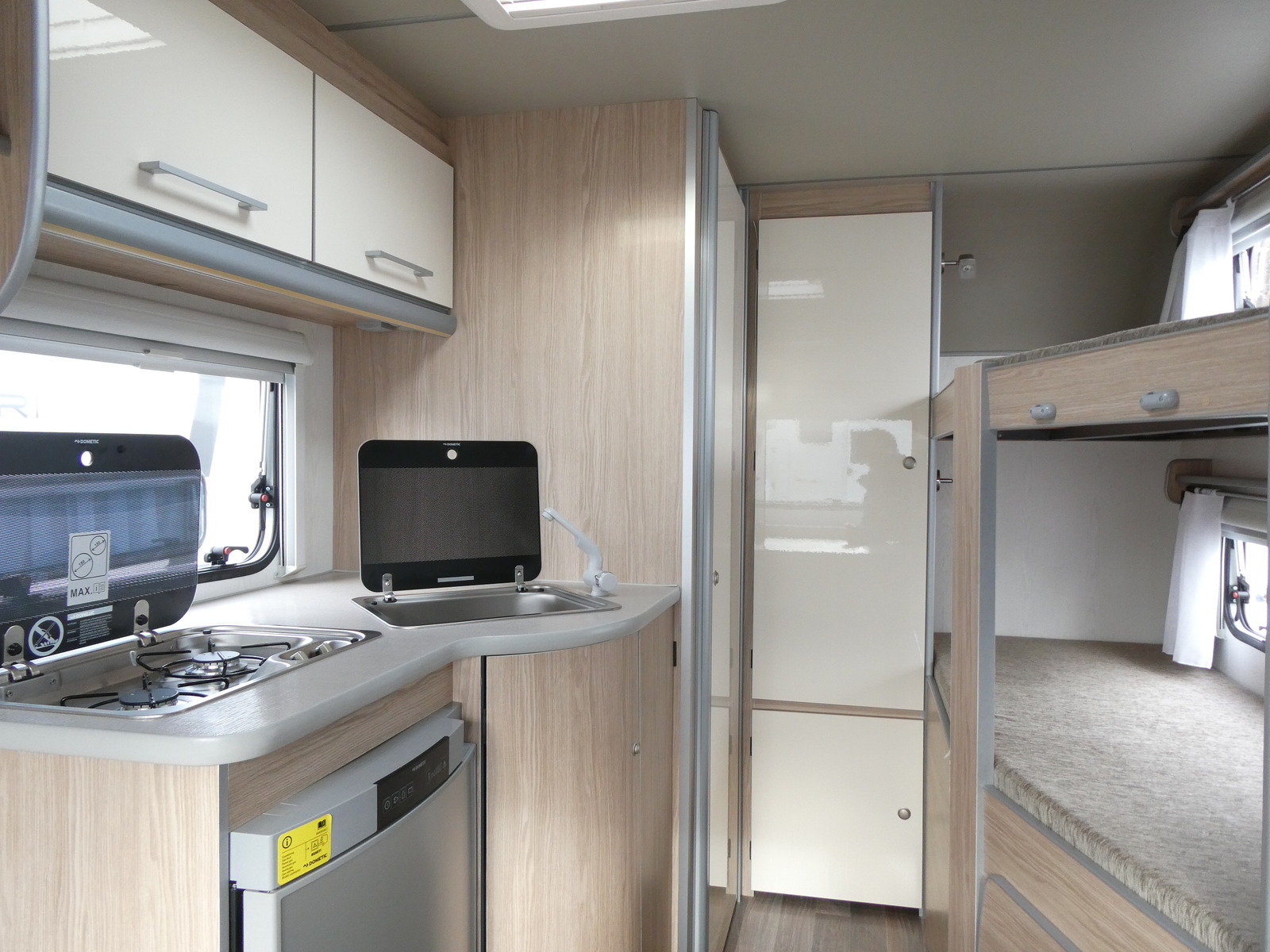 キャンピングカートレーラー