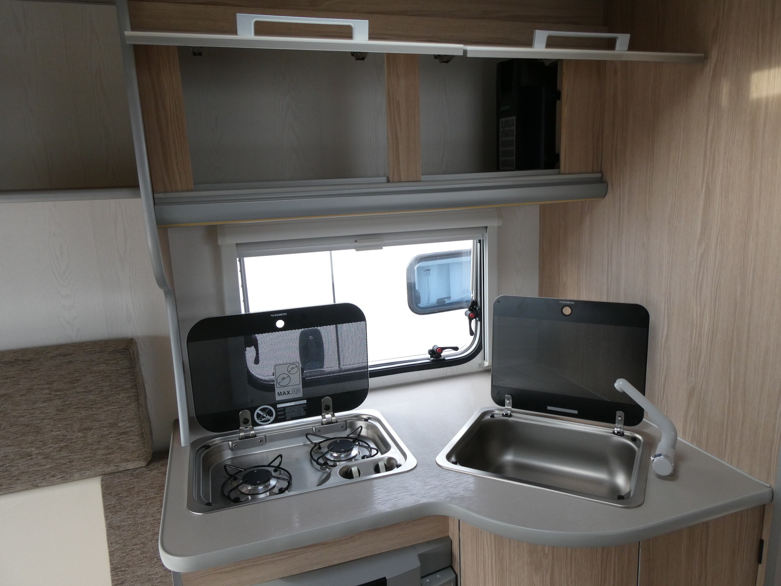 キャンピングカートレーラー