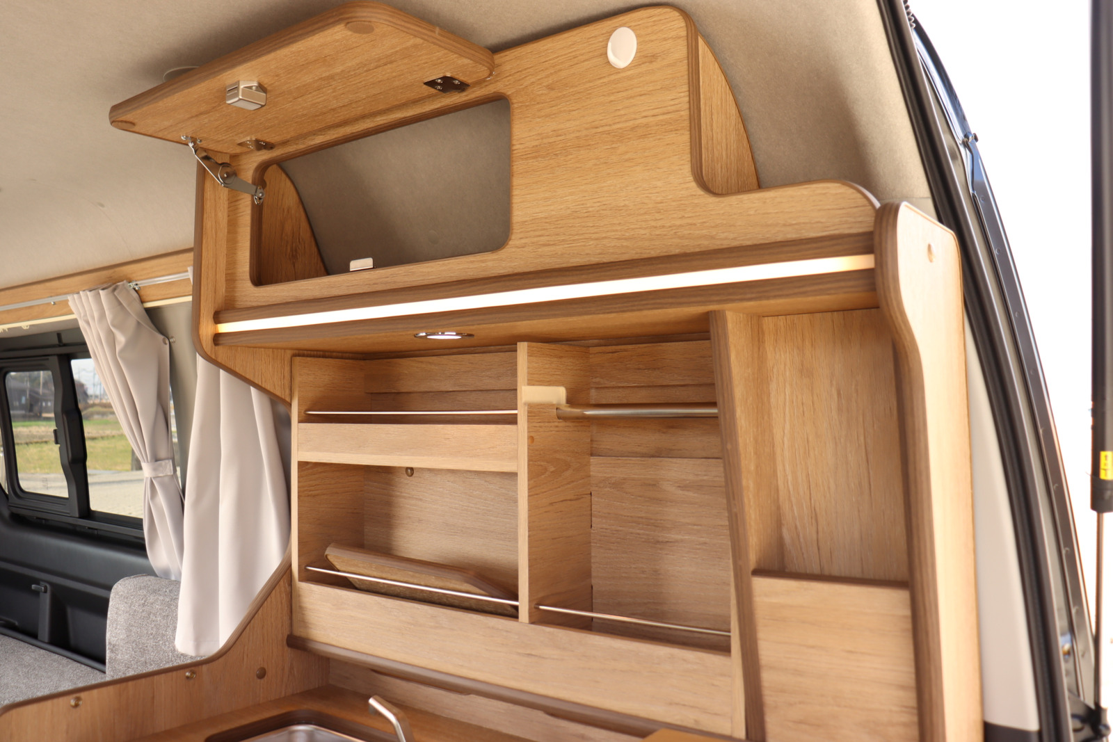 キャンピングカーバンコン