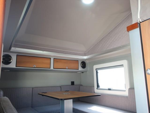 キャンピングカートレーラー