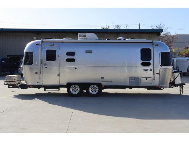 キャンピングカートレーラー