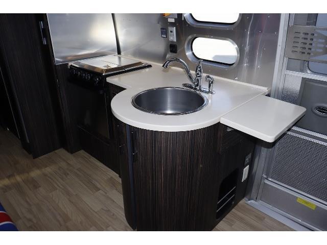 キャンピングカートレーラー