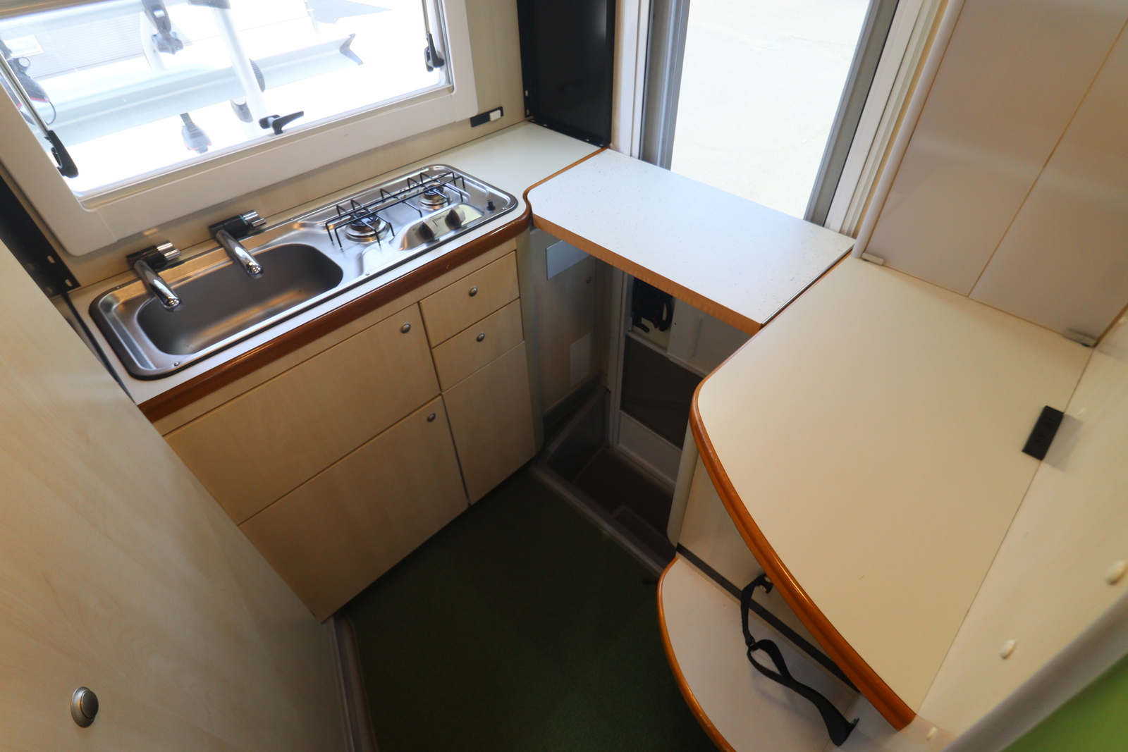 キャンピングカーキャブコン