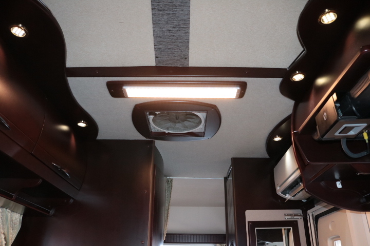 キャンピングカーバスコン