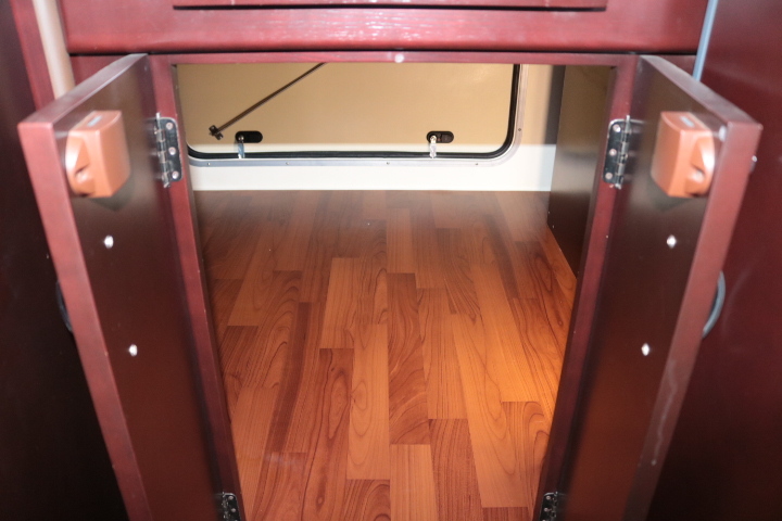 キャンピングカーバスコン