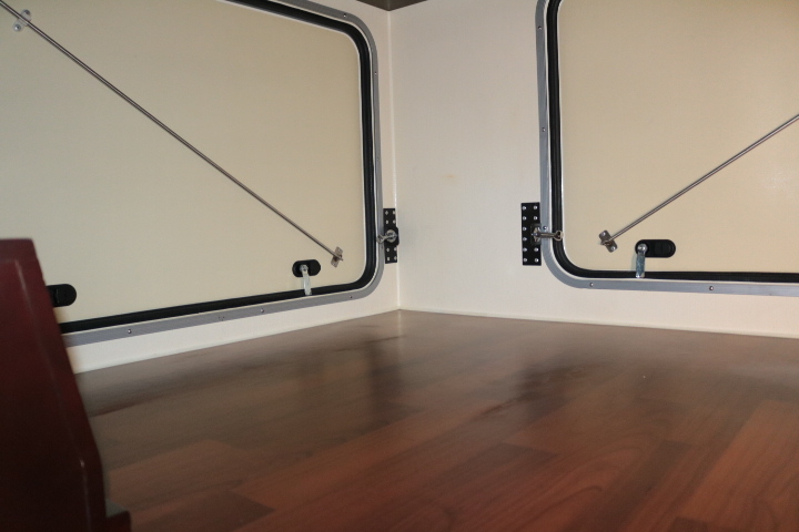 キャンピングカーバスコン