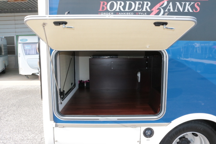 キャンピングカーバスコン