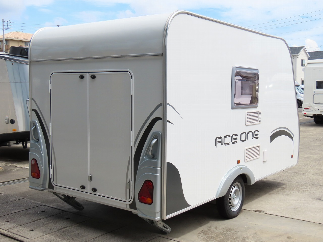 キャンピングカートレーラー