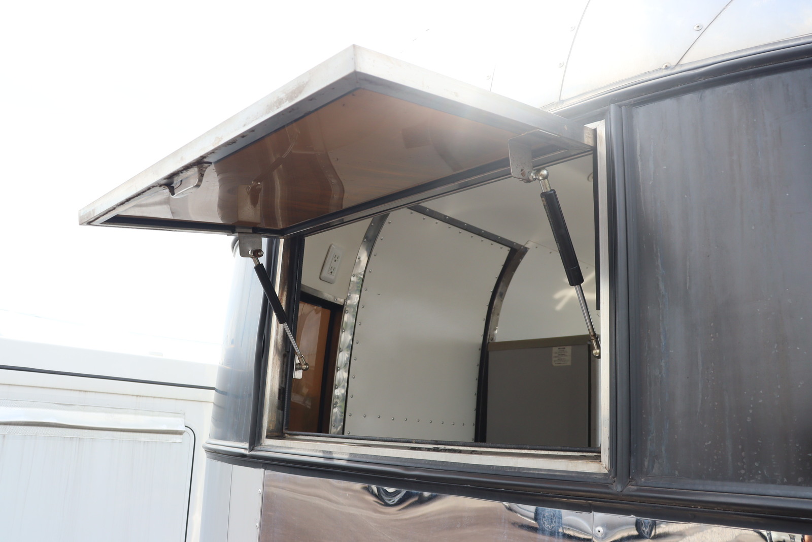 キャンピングカートレーラー