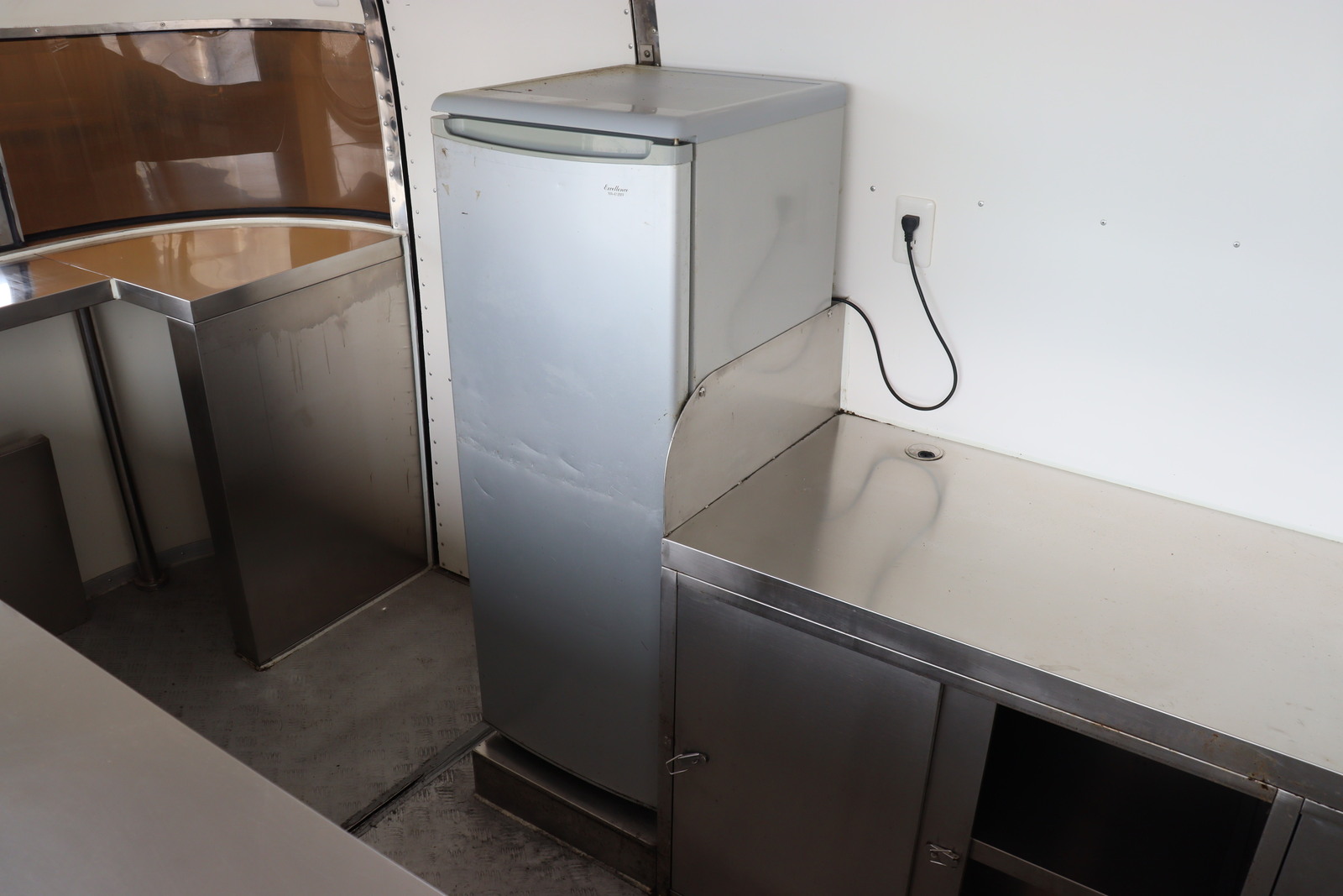 キャンピングカートレーラー