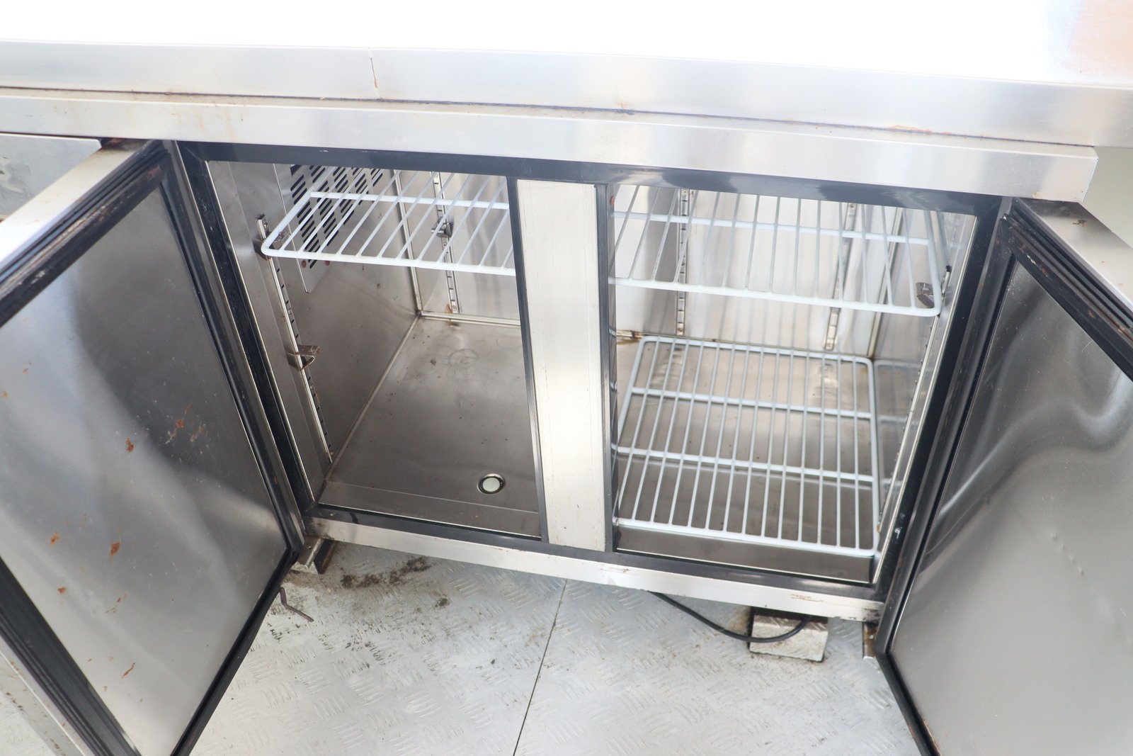 キャンピングカートレーラー