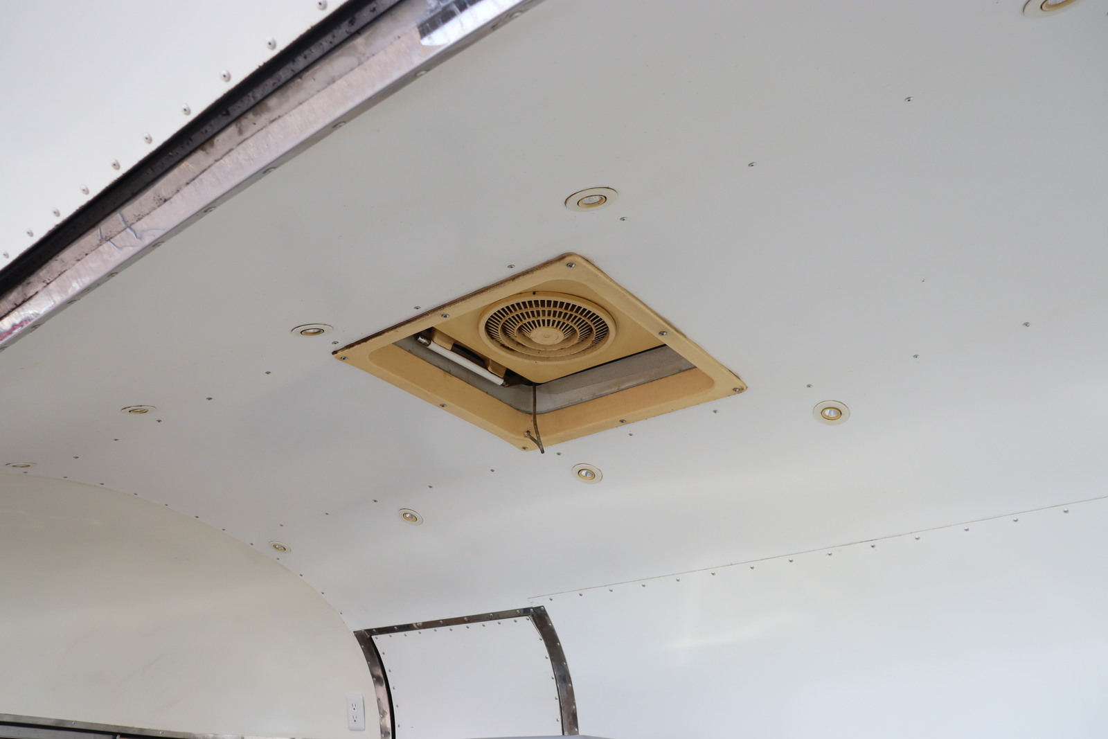 キャンピングカートレーラー