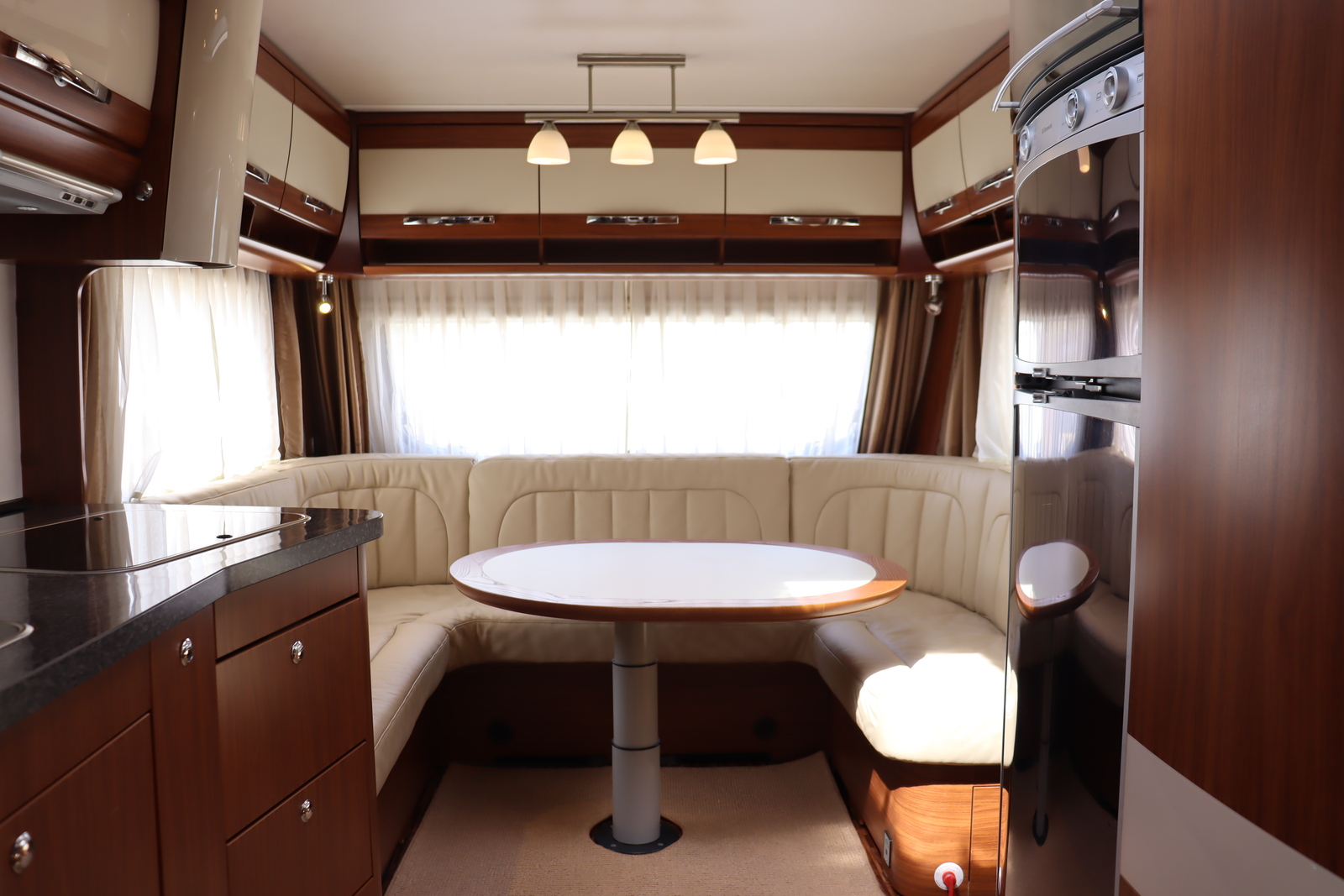 キャンピングカートレーラー