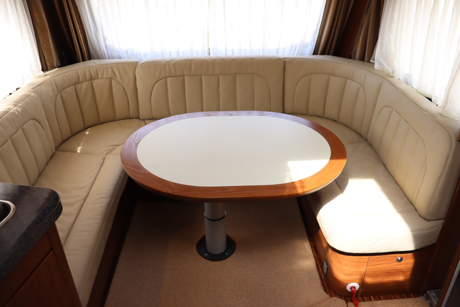 キャンピングカートレーラー