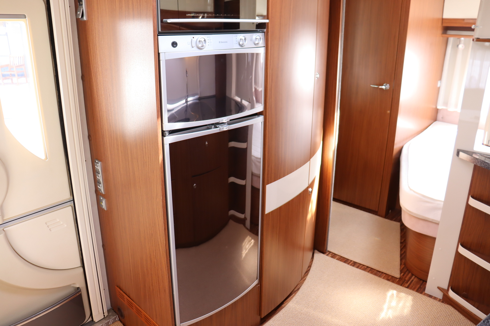 キャンピングカートレーラー