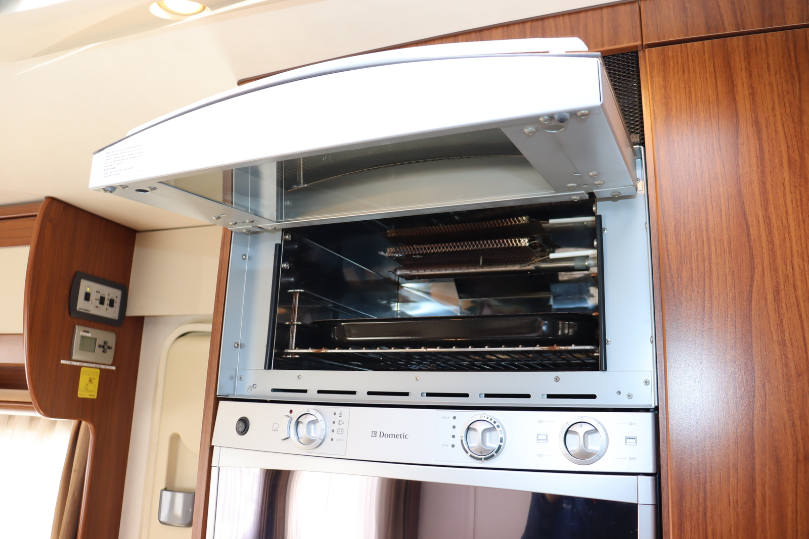 キャンピングカートレーラー